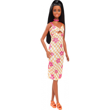 Muñeca Barbie Fashionistas #233 con cabello negro, vestido midi con flores a cuadros en naranja y rosa, collar y sandalias