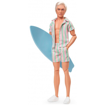 Muñeco Ken de Barbie The Movie con conjunto playero a rayas rosa pastel y verde, tabla de surf y zapatillas blancas