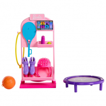 Juego de accesorios con estante deportivo de Barbie World con 9 accesorios para muñecas, que incluyen trampolín, raqueta de tenis y patines