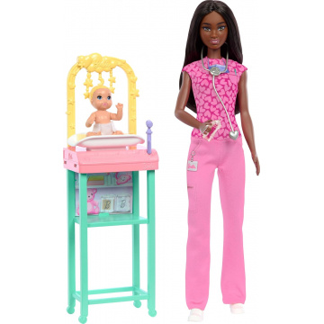 Muñeca Barbie Baby Doctora con muñeca AA de moda con uniforme rosa, 1 muñeca bebé con accesorios y muebles para bebé