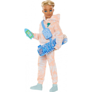 Muñeco Ken Barbie Dream Besties y accesorios, muñeco articulado Ken con ropa extraíble y cabello rubio, 9 piezas con temática de verano y patineta