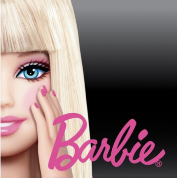 Aplicación muñeca Barbie uñas