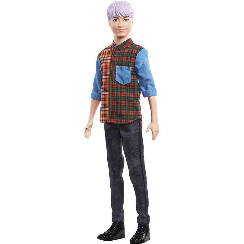 muñeco Ken  Barbie Fashionistas  # 154 con cabello morado esculpido con una camisa a cuadros en bloques de color, pantalones y botas de mezclilla negros