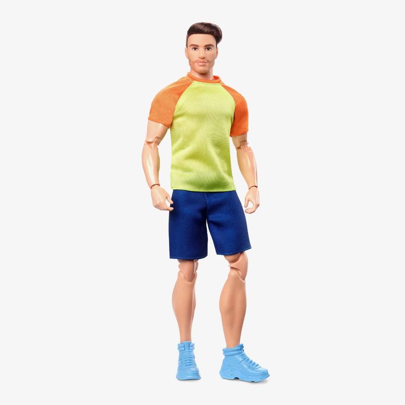 Muñeco Ken Looks, Barbie Looks #18, cabello castaño, camiseta con bloques de color y pantalones cortos azules