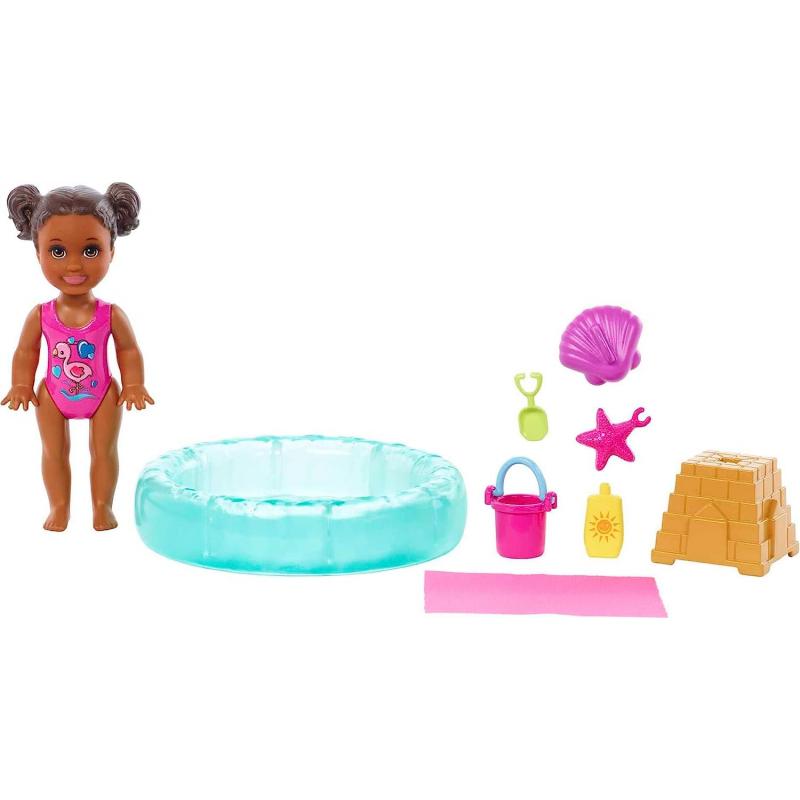 Muñeca Barbie pequeña y accesorios, Babysitters Inc. Set con 1 piscina y 5 piezas