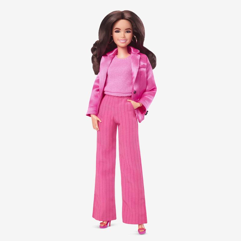 Muñeca coleccionable Barbie la película, Gloria con traje de pantalón rosa