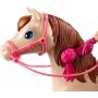 Barbie ensillar y montar a caballo