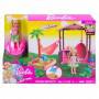 Muñeca Barbie Chelsea  y Tiki Hut Playset con muñeca rubia de 6 pulgadas, cabaña con columpio, hamaca, arena moldeable, 4 moldes y 4 piezas para contar historias