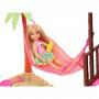 Muñeca Barbie Chelsea  y Tiki Hut Playset con muñeca rubia de 6 pulgadas, cabaña con columpio, hamaca, arena moldeable, 4 moldes y 4 piezas para contar historias