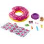 Juego de muebles para exteriores de Barbie con flotador de rosquilla (realmente flota), juguete para cachorro que arroja agua y 8 accesorios temáticos