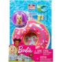 Juego de muebles para exteriores de Barbie con flotador de rosquilla (realmente flota), juguete para cachorro que arroja agua y 8 accesorios temáticos