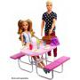 Mobiliario exterior de Barbie - mesa de picnic rosa con asientos ajustables y perritos calientes para 4