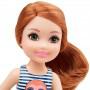 Muñeca Barbie Club Chelsea (6 pulgadas) con pelo rojo, gráfico de pereza y falda