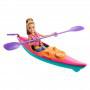 Muñeca y Accesorios Barbie Team Stacie - Conjunto con tienda de juguetes, kayak y más de 15 piezas