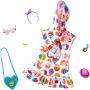 Barbie Storytelling Fashion Pack de ropa de muñeca inspirada en Minions: vestido con capucha y 6 muñecas de accesorios