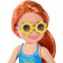 Muñeca Barbie Club Chelsea, pelirroja de 6 pulgadas con falda removible decorada con emojis y anteojos de sol con forma de flor