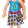 Muñeca Barbie Club Chelsea, pelirroja de 6 pulgadas con falda removible decorada con emojis y anteojos de sol con forma de flor