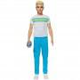 Muñeco Ken 60 aniversario 2 en un estilo de entrenamiento retro con camiseta, pantalones deportivos, zapatillas y pesas de mano
