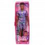 Muñeco Ken Barbie Fashionistas 162 con cabello castaño enraizado con top morado gráfico, pantalones cortos y zapatos amarillos