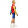 Muñeco Ken Barbie Fashionistas163 Esbelto con cabello rubio esculpido con blusa estilo chaqueta con bloques de color, pantalones cortos azules y botas blancas