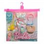 Pack de modas Barbie para muñecas inspirado en Roxy: Top y pantalones florales a juego con 7 accesorios para muñecas Barbie®, incluido un monedero con piña