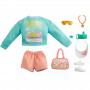 Pack de modas Barbie para muñecas inspirado en Roxy: sudadera con gráfico de Roxy, pantalones cortos naranjas y 7 accesorios de playa para muñecas Barbie, incluida una cámara de fotos