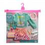 Pack de modas Barbie para muñecas inspirado en Roxy: sudadera con gráfico de Roxy, pantalones cortos naranjas y 7 accesorios de playa para muñecas Barbie, incluida una cámara de fotos