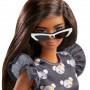 Muñeca Barbie Fashionistas # 140 con cabello largo moreno con vestido con estampado de ratón, botines rosas y gafas de sol