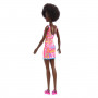 Barbie muñeca con vestido y estampado del logo de Barbie rosa