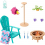 Barbie Muebles y accesorios, juego de decoración de casa de muñecas con patio trasero, hoguera, comedero para pájaros y casa para pájaros