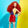 Muñeca Barbie Looks, Pelo rojo rizado, traje de bloque de color con minifalda