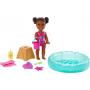 Muñeca Barbie pequeña y accesorios, Babysitters Inc. Set con 1 piscina y 5 piezas