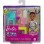 Muñeca Barbie pequeña y accesorios, Babysitters Inc. Set con mesa, silla y 5 piezas