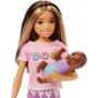 Muñecas Barbie y accesorios, muñeca Skipper con figura de bebé y 5 accesorios, Babysitters Inc. Playset