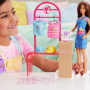 Barbie Make & Sell Boutique Playset con muñeca morena, herramientas de diseño de aluminio, ropa y accesorios