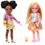 Paquete de muñecas Barbie Chelsea Play Together, conjunto de 2 muñecas pequeñas y 7 accesorios con temática de mejores amigas