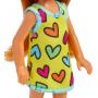 Muñeca Barbie Chelsea, muñeca pequeña con vestido extraíble con estampado de corazones, cabello rubio y ojos azules