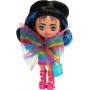 Muñeca Barbie Extra Mini Minis con vestido arcoíris, accesorios y soporte para muñeca, coleccionable de 3.25 pulgadas