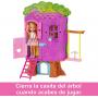 Muñeca Chelsea Barbie y set casa en el árbol con mascota cachorro