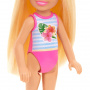 Muñeca Chelsea Barbie  pequeña con traje de baño playero, estampado de rayas y flores, cabello rubio y ojos azules