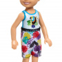 Muñeca Barbie Chelsea pequeña con traje de baño de playa, estampado de tucán y hojas tropicales, cabello negro y ojos marrones