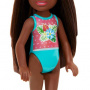 Muñeca Chelsea Barbie  pequeña con traje de baño playero, estampado de topos y flores, cabello moreno y ojos marrones