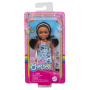 Muñeca Barbie Chelsea, muñeca pequeña con vestido azul removible, cabello castaño y ojos verdes