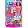 Muñeca Barbie y set de juegos Fiesta de pijamas para cachorros con 2 figuras de perros de juguete y más de 10 accesorios, cambio de color