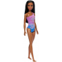 Muñeca Barbie Beach con cabello castaño oscuro y traje de baño morado tropical