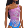 Muñeca Barbie Beach con cabello castaño oscuro y traje de baño morado tropical