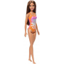 Muñeca Barbie Beach con cabello castaño claro y traje de baño tropical rosa y naranja