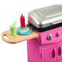 Barbie World Juego de Parrilla para Barbacoa de Juguete con 7 Accesorios para Casa de Muñecas, Incluida una Parrilla con Tapa Que Funciona y Comida