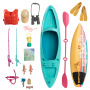 Barbie World Juego de Kayak y Surf con 17 Accesorios para Acampar, Que Incluyen Kayak, Bote, Tabla de Surf y Más, Multicolor, 12,17 Pulgadas