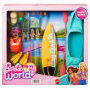 Barbie World Juego de Kayak y Surf con 17 Accesorios para Acampar, Que Incluyen Kayak, Bote, Tabla de Surf y Más, Multicolor, 12,17 Pulgadas